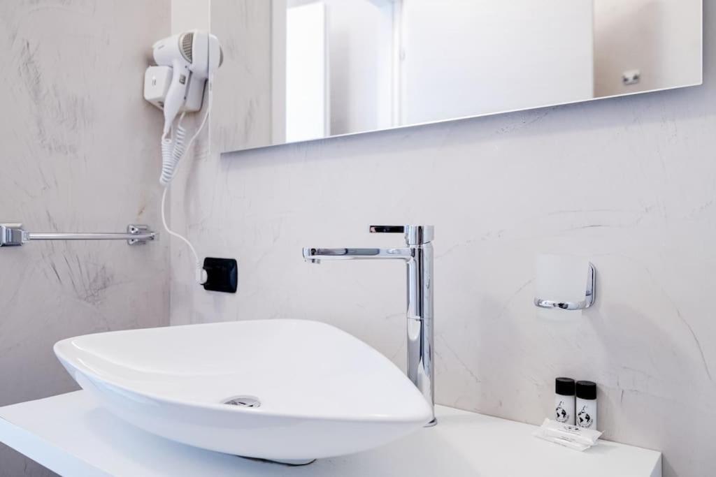 Apartamento Be Happy - The House Of Travelers Como Exterior foto